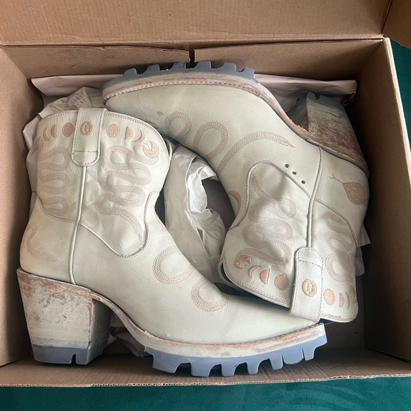 Pskaufman White Leather Boots size 9 - Picture 4 of 5